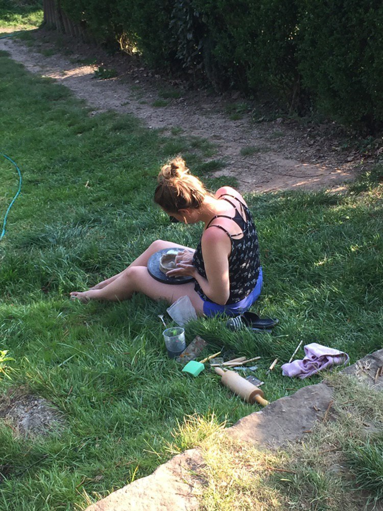 Lisa am Basteln auf einer Wiese