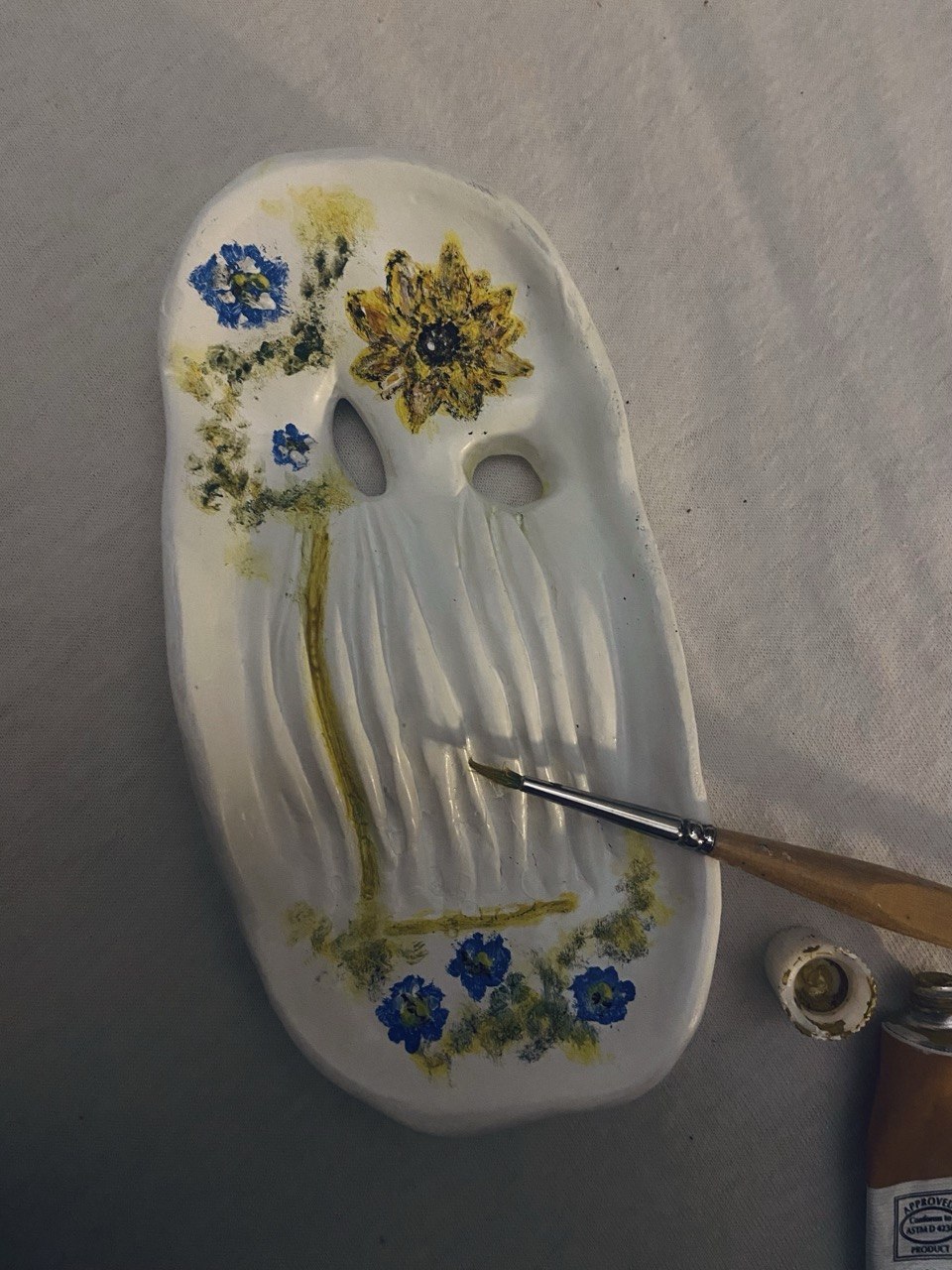 Ein Seifenschälchen mit bunten Blumen darauf