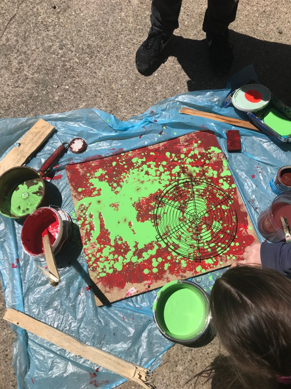 Spritzer beim Aktionpainting auf einem Blatt Papier