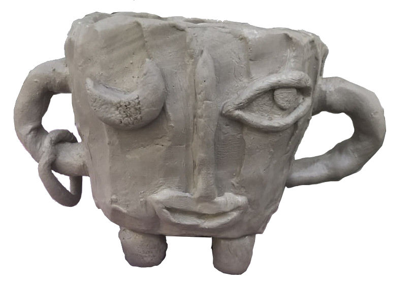 Eine Tasse aus grauem Ton die ein Gesicht trägt und lächelt